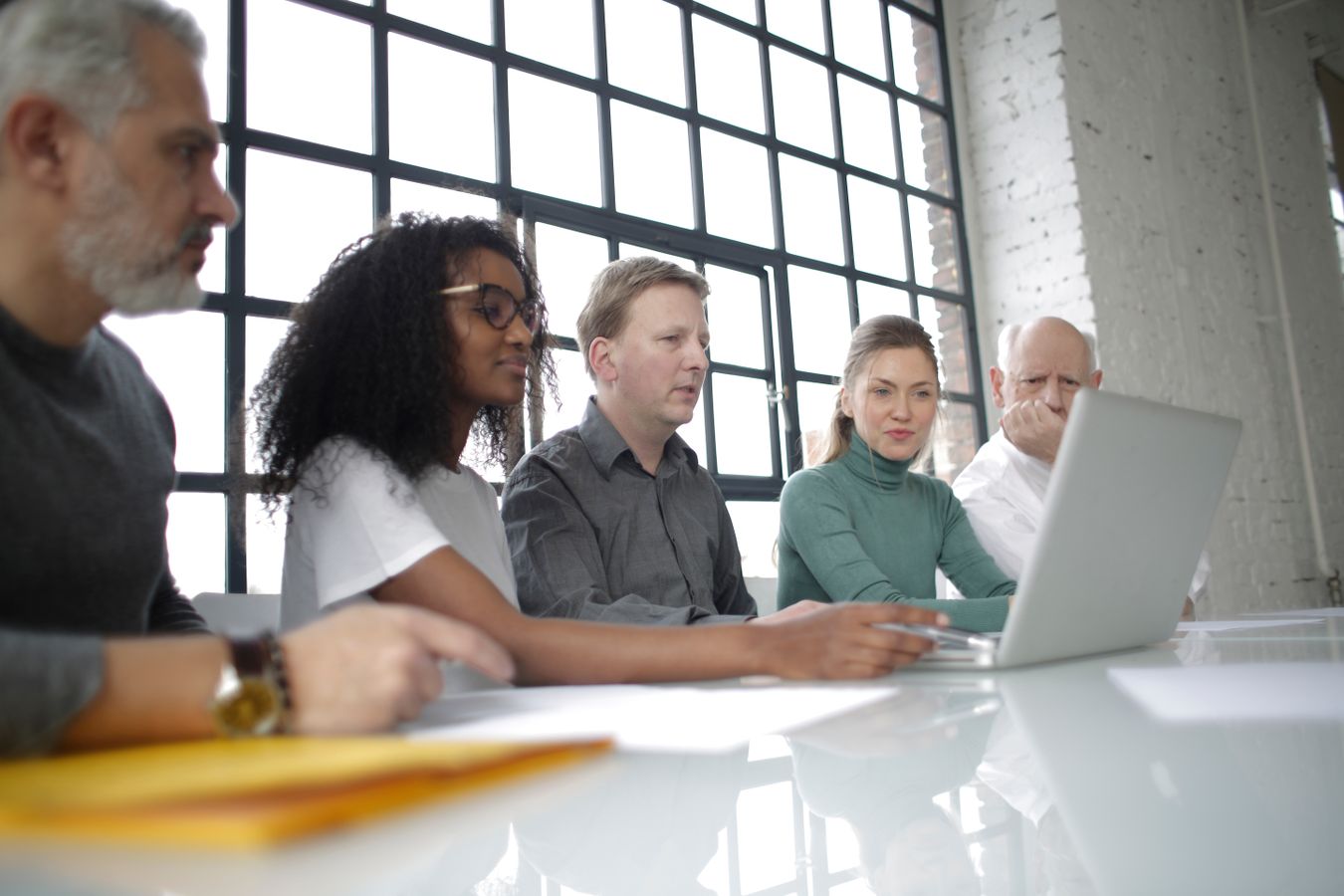 Equipo empresarial colaborando con tecnología